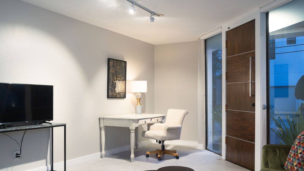 Photo of Livingroom in Greenway Plaza-Upper Kirby