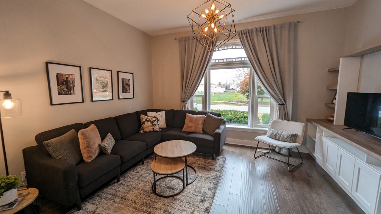 Photo of Livingroom in Petrolia
