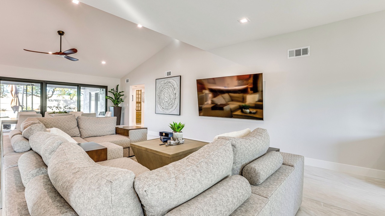 Photo of Livingroom in La Tierra Estates