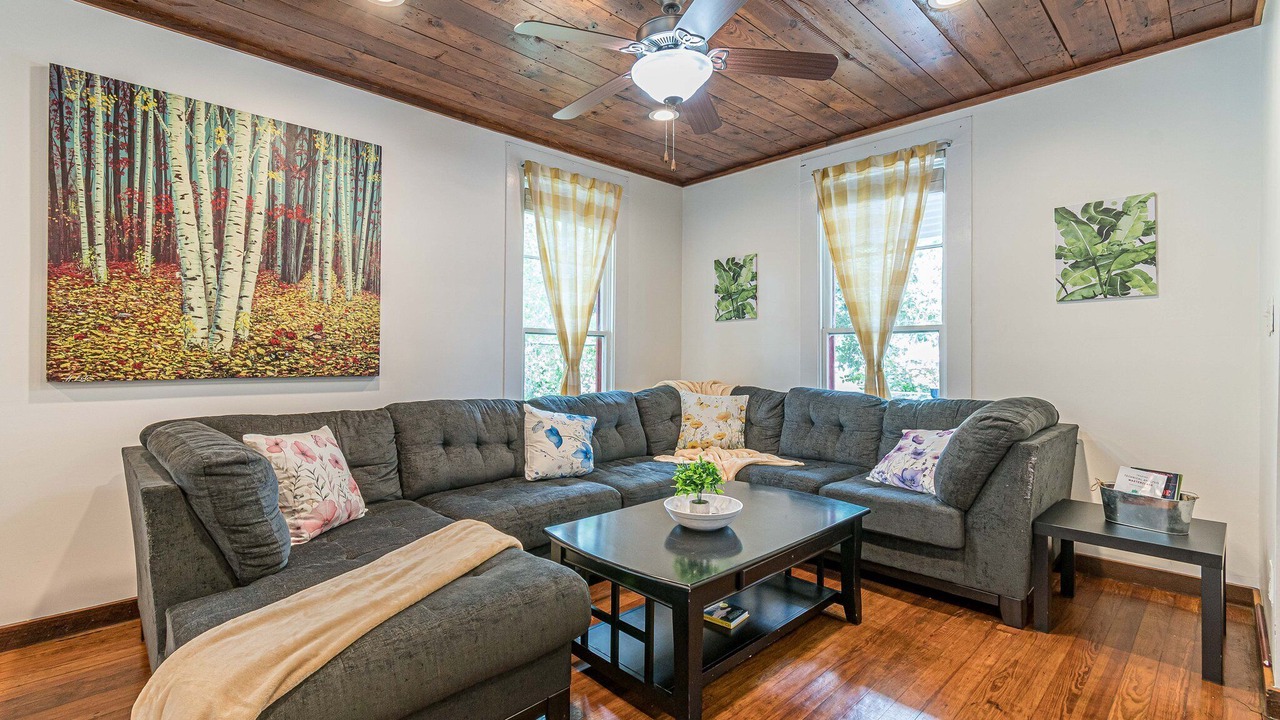 Photo of Livingroom in Mahncke Park