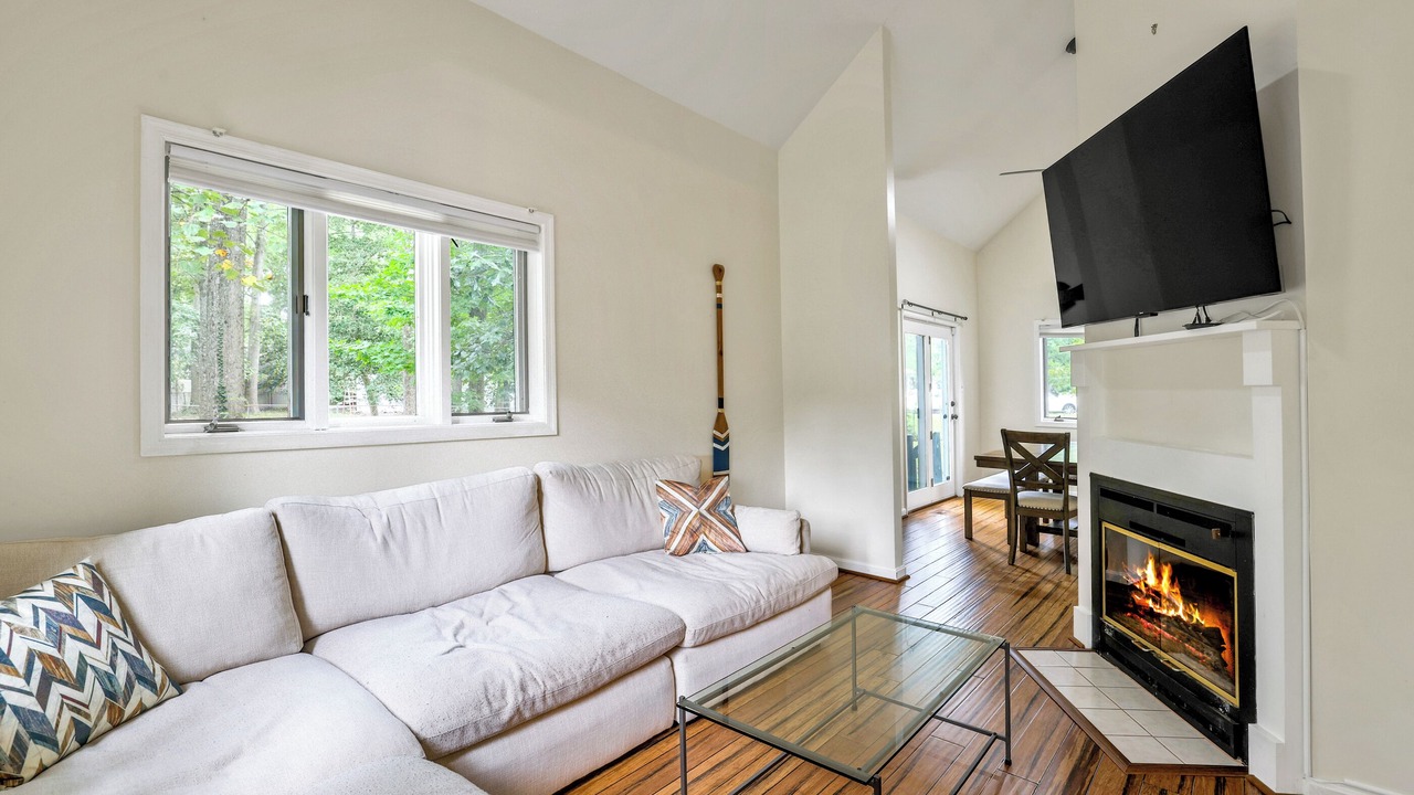 Photo of Livingroom in Hillsmere Shores