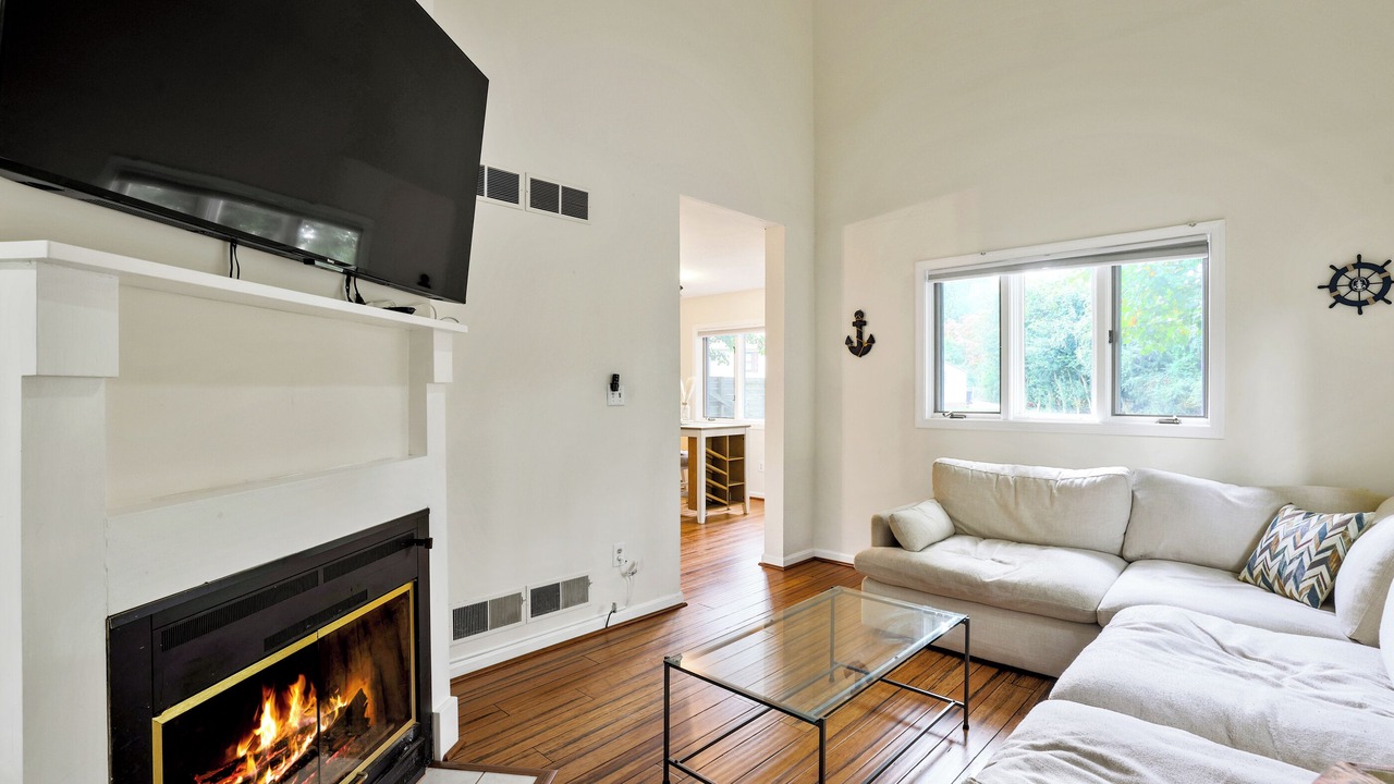 Photo of Livingroom in Hillsmere Shores