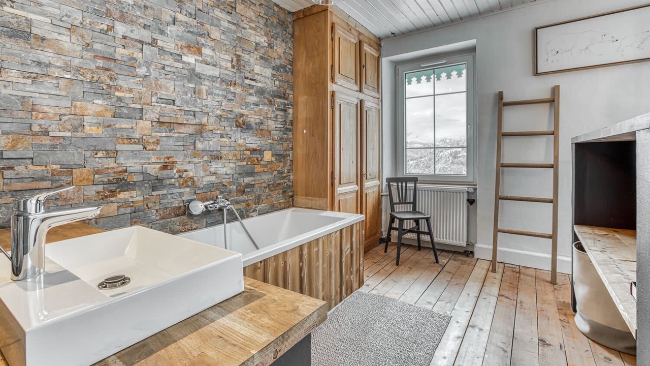 Photo of Bathroom in Demi-Quartier