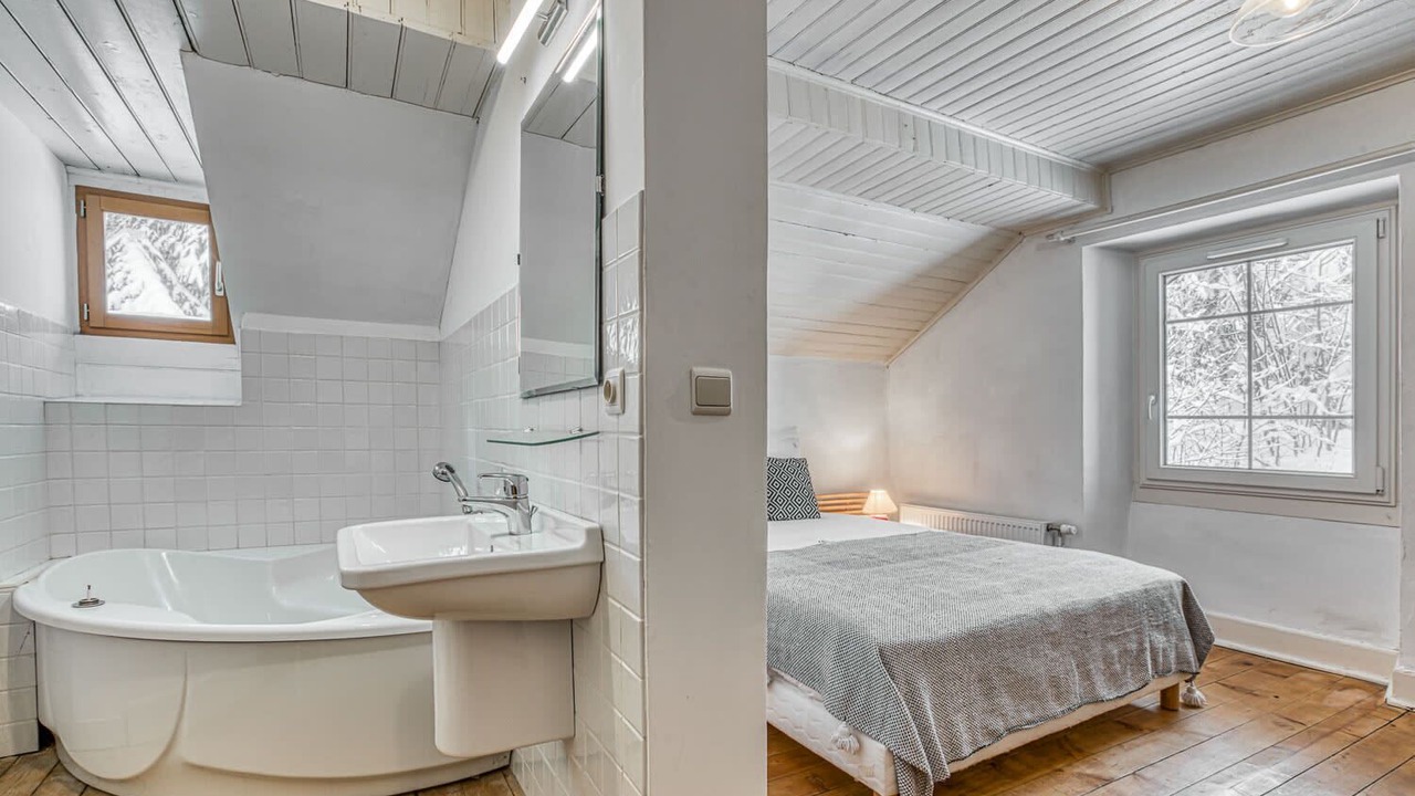 Photo of Bathroom in Demi-Quartier