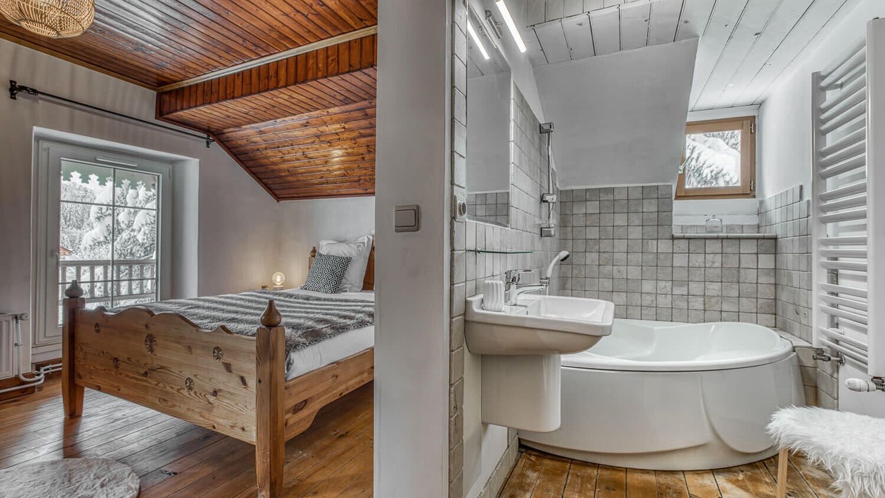 Photo of Bathroom in Demi-Quartier