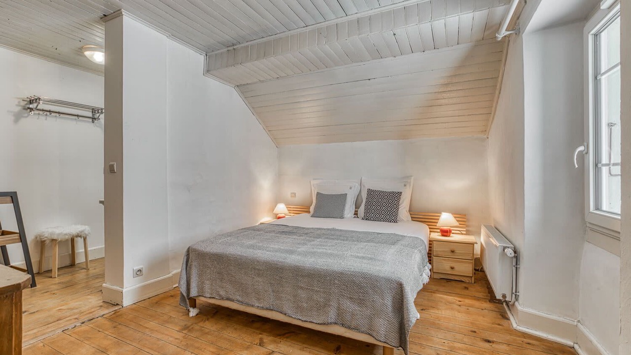 Photo of Bedroom in Demi-Quartier