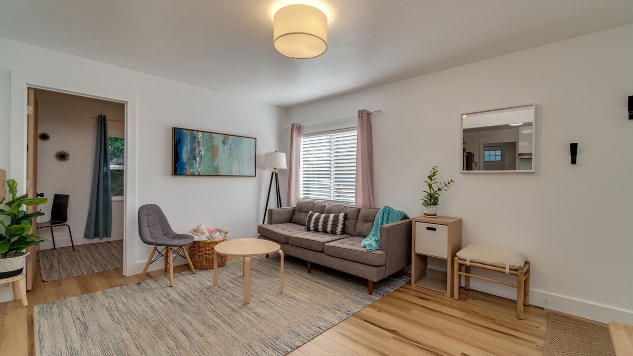 Photo of Livingroom in Foster - Powell