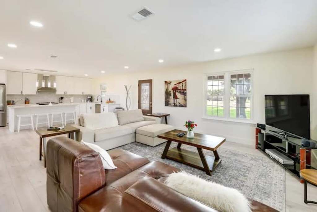 Photo of Livingroom in Coupland