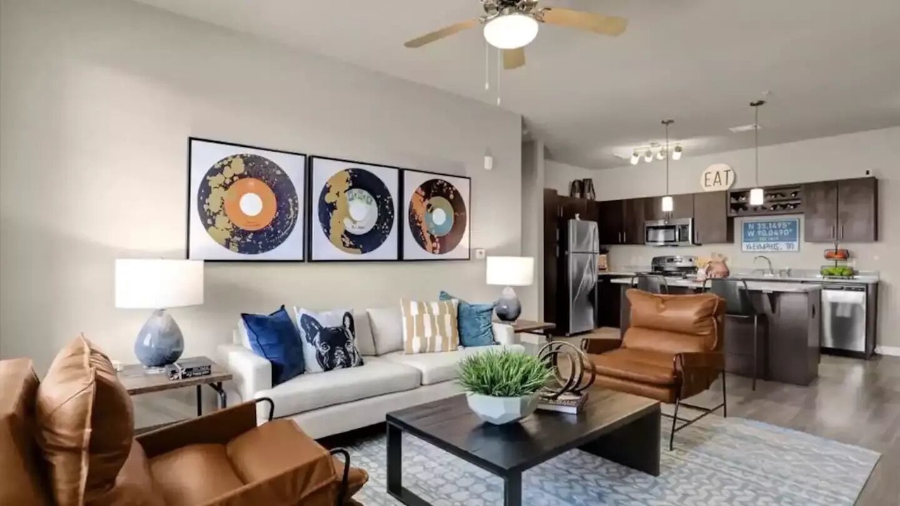 Photo of Livingroom in Lakes of Forest Hill
