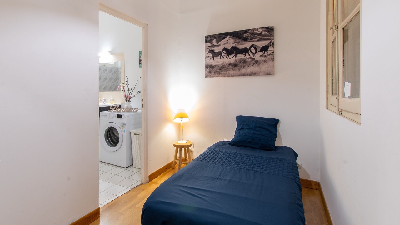 Photo of Bedroom in Comedie