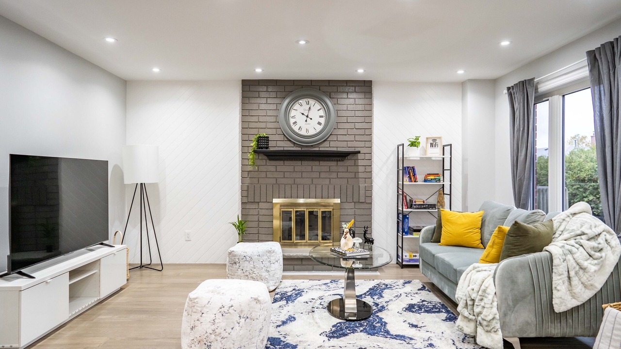Photo of Livingroom in Ajax