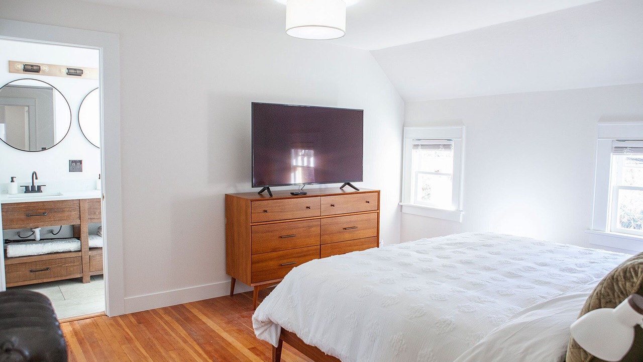 Photo of Bedroom in Amazon