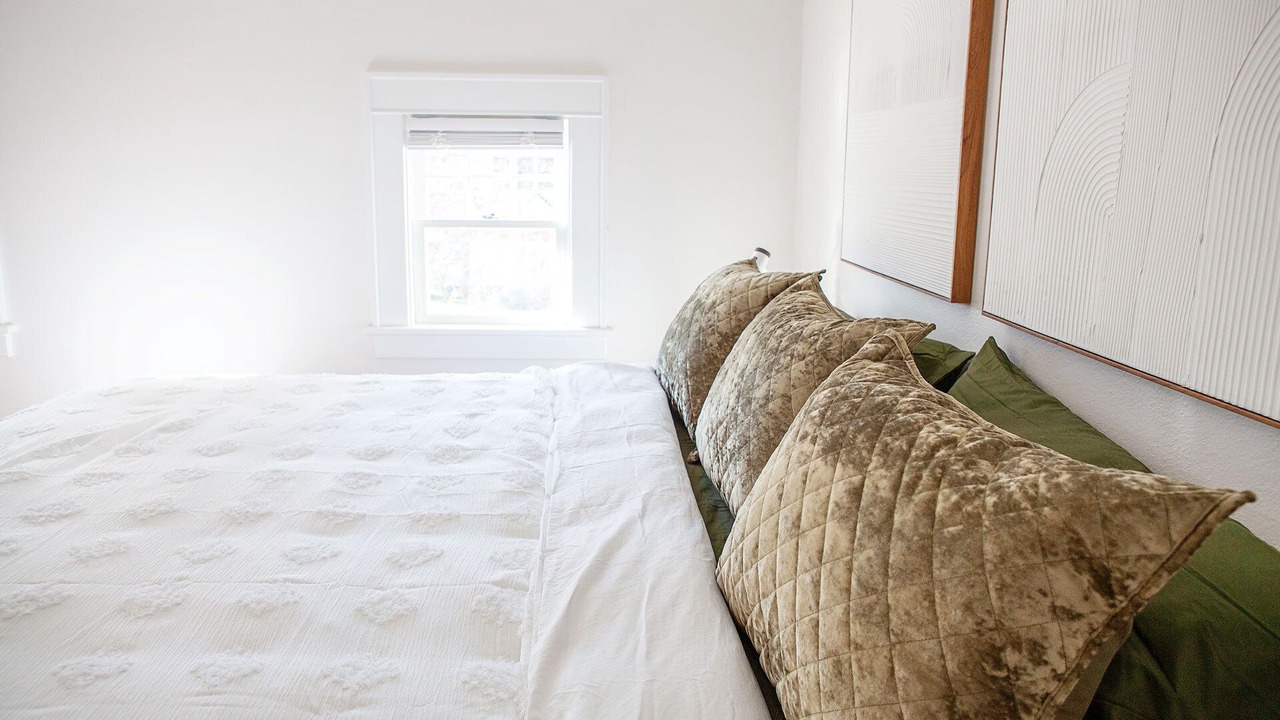 Photo of Bedroom in Amazon