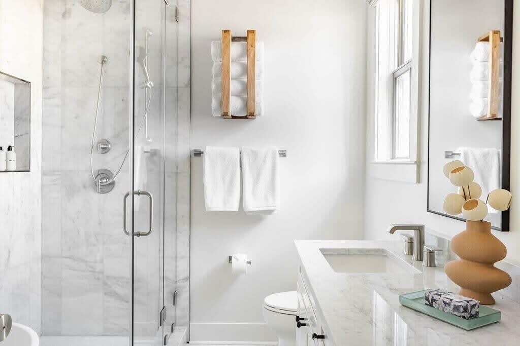 Photo of Bathroom in Thunderbolt