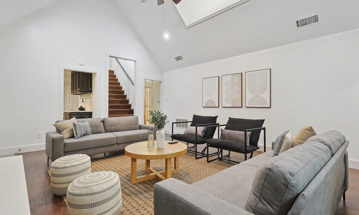 Photo of Livingroom in Northeast Carrollton