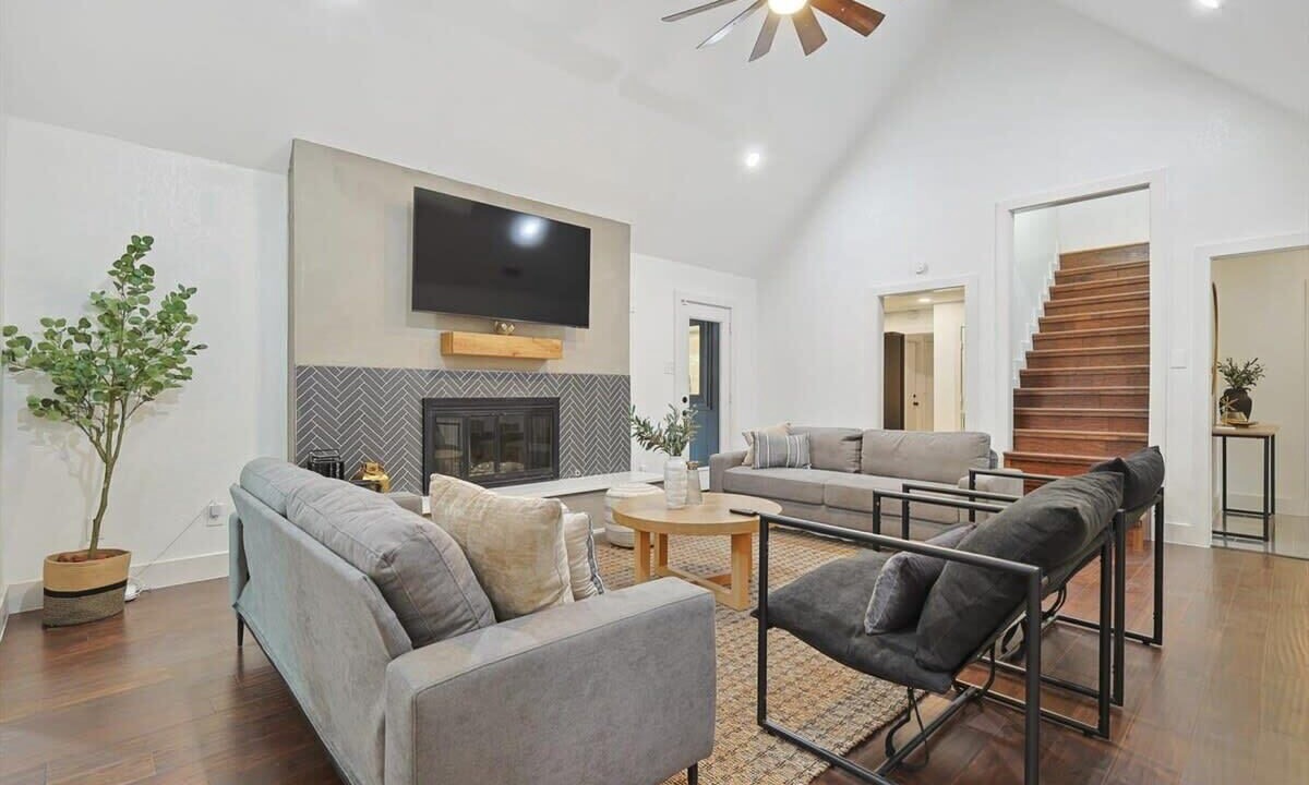 Photo of Livingroom in Northeast Carrollton