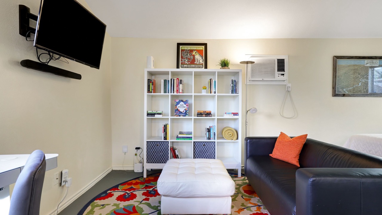Photo of Livingroom in Government Hill