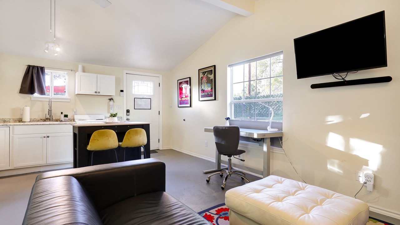 Photo of Livingroom in Government Hill