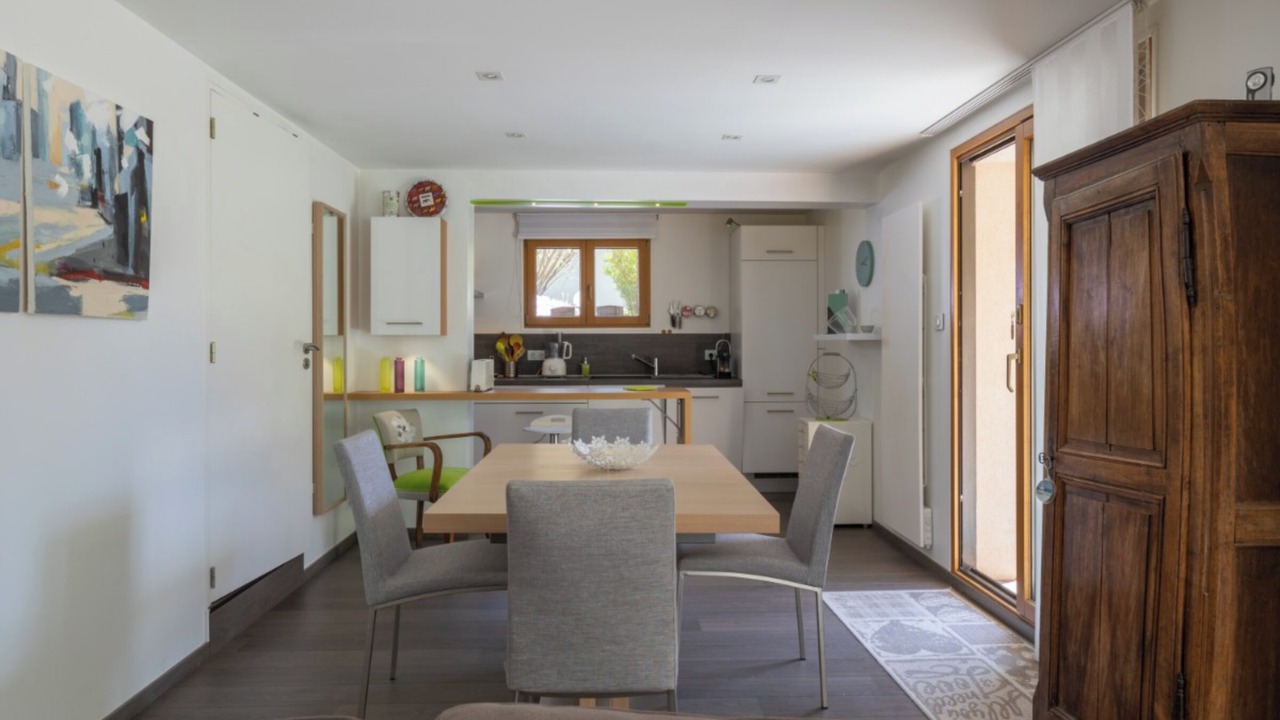 Photo of Others in Thones