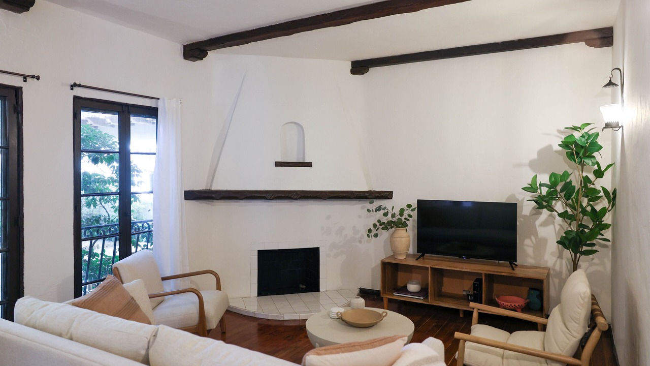Photo of Livingroom in Beachwood Canyon