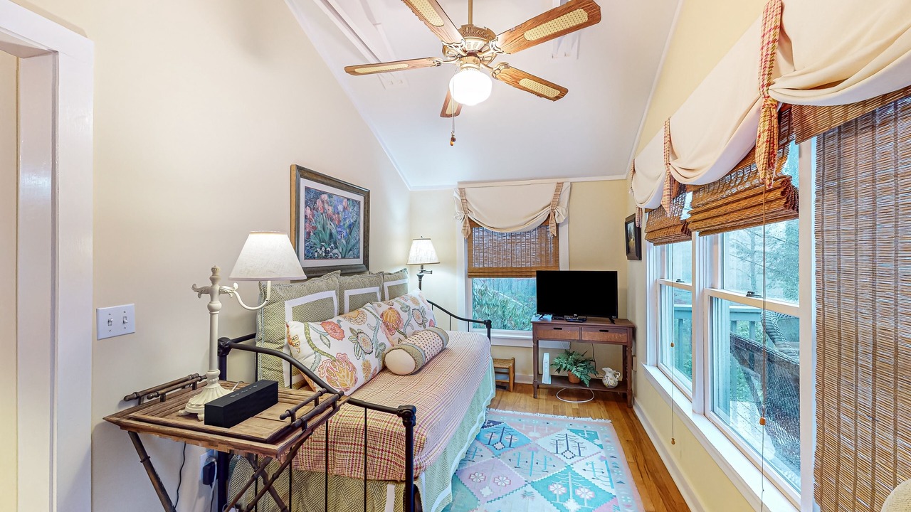 Photo of Livingroom in Mirror Lake