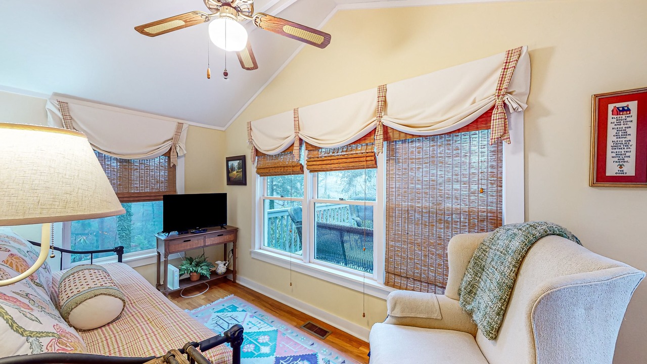 Photo of Livingroom in Mirror Lake