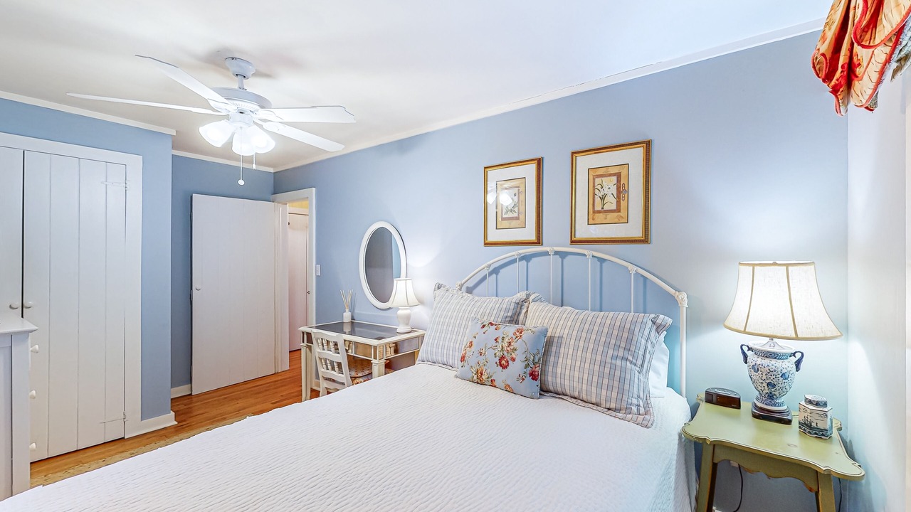 Photo of Bedroom in Mirror Lake