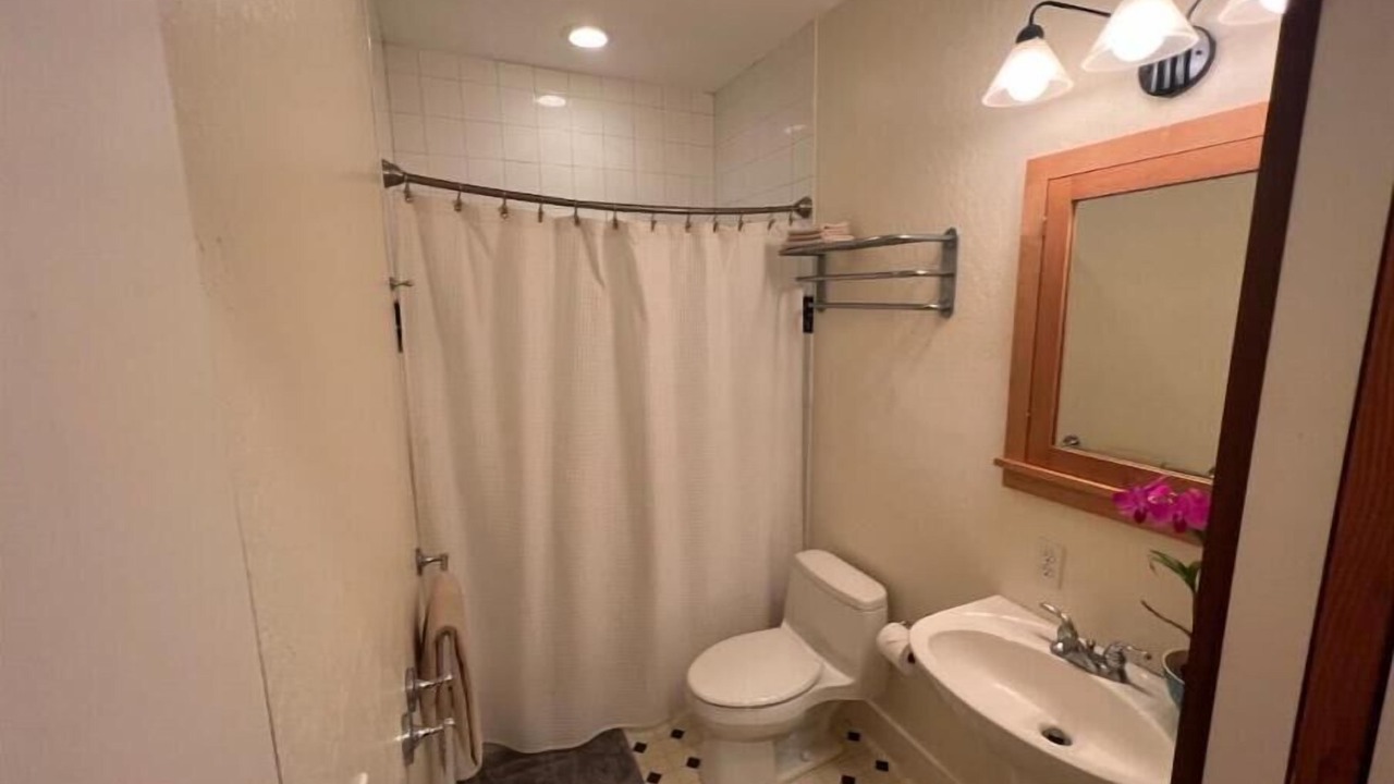 Photo of Bathroom in Kealakekua
