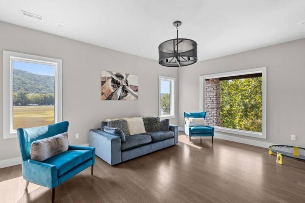 Photo of Livingroom in Van Buren