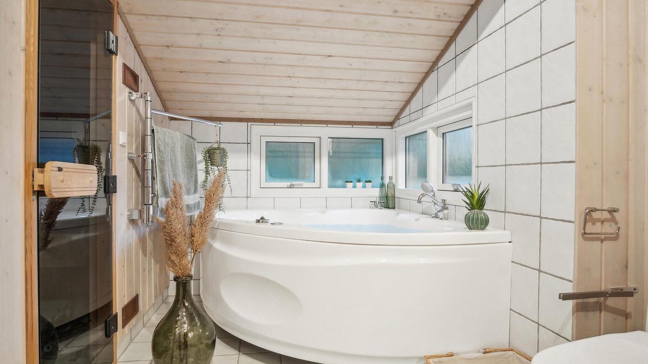 Photo of Bathroom in Beder Malling