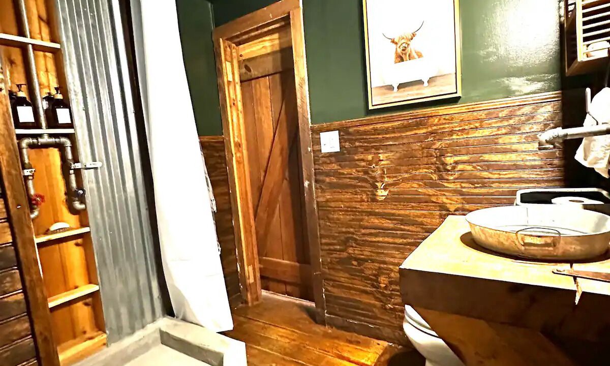 Photo of Bathroom in Huntcliff