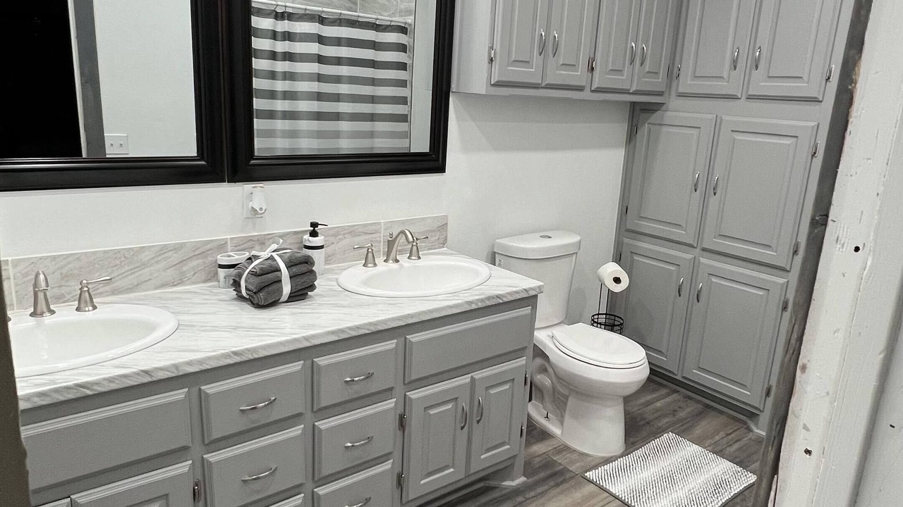 Photo of Bathroom in Dawn