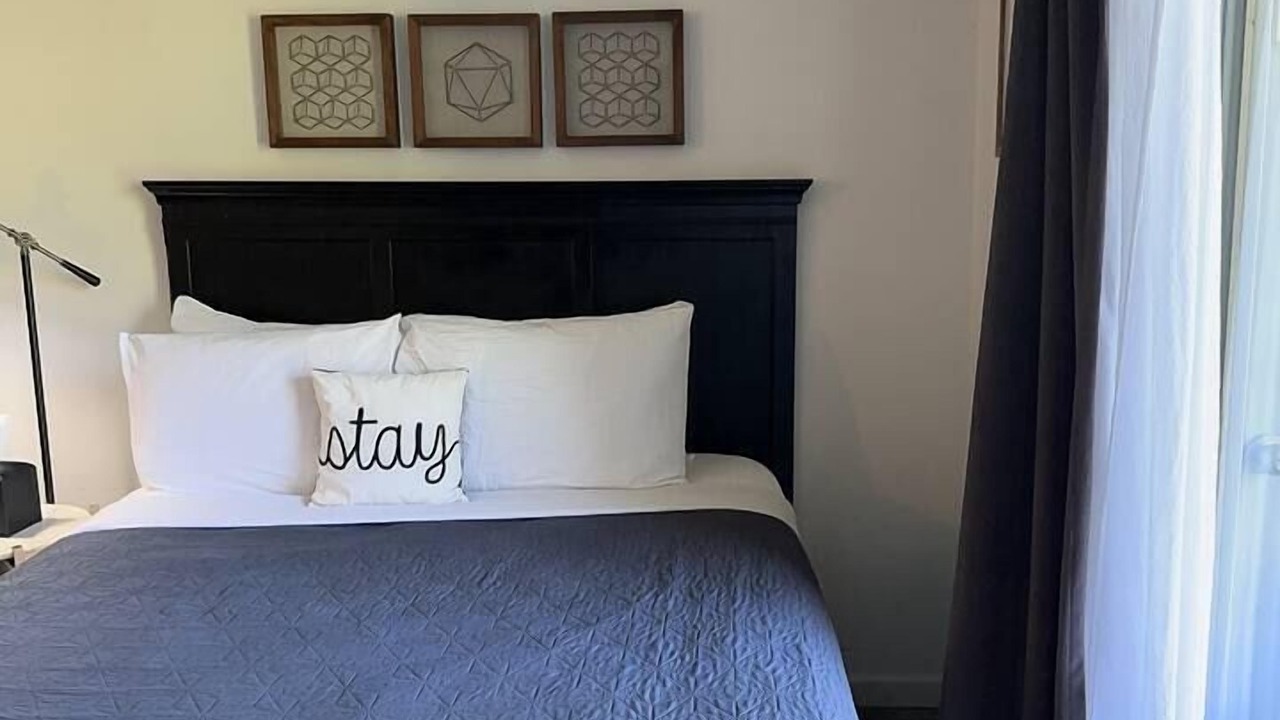 Photo of Bedroom in Acme