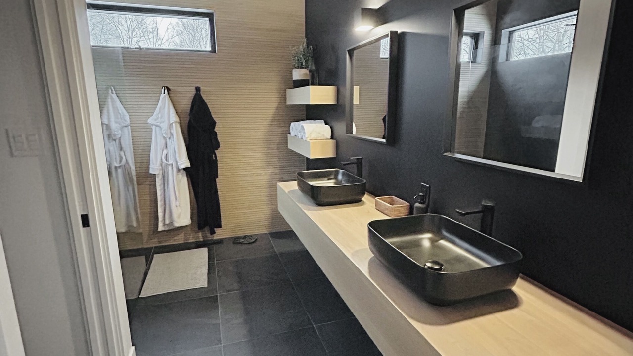 Photo of Bathroom in Les Pays-d'en-Haut Regional County Municipality