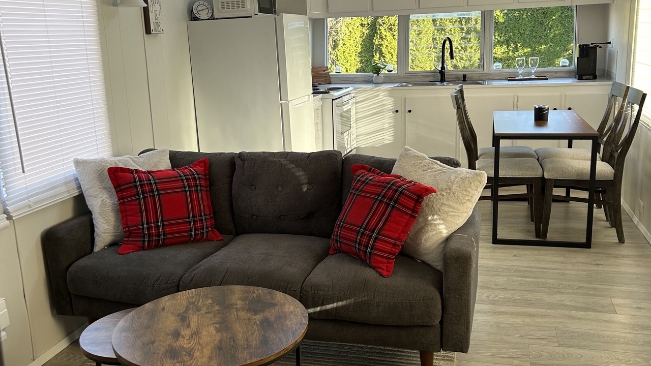 Photo of Livingroom in Marietta-Alderwood