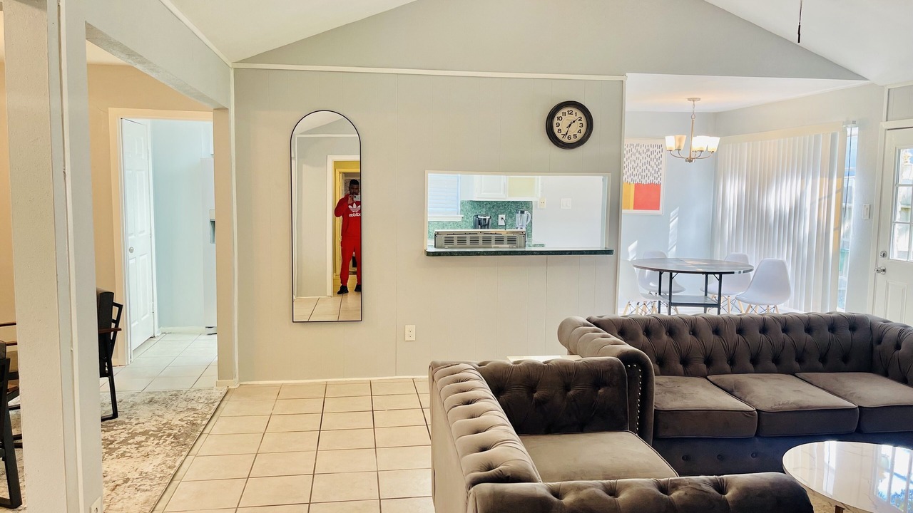Photo of Livingroom in Sharpstown