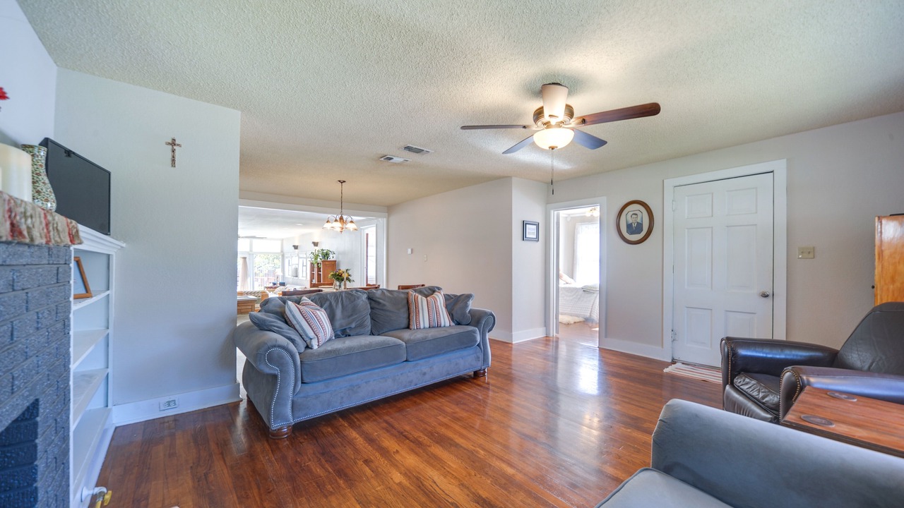 Photo of Livingroom in Brady