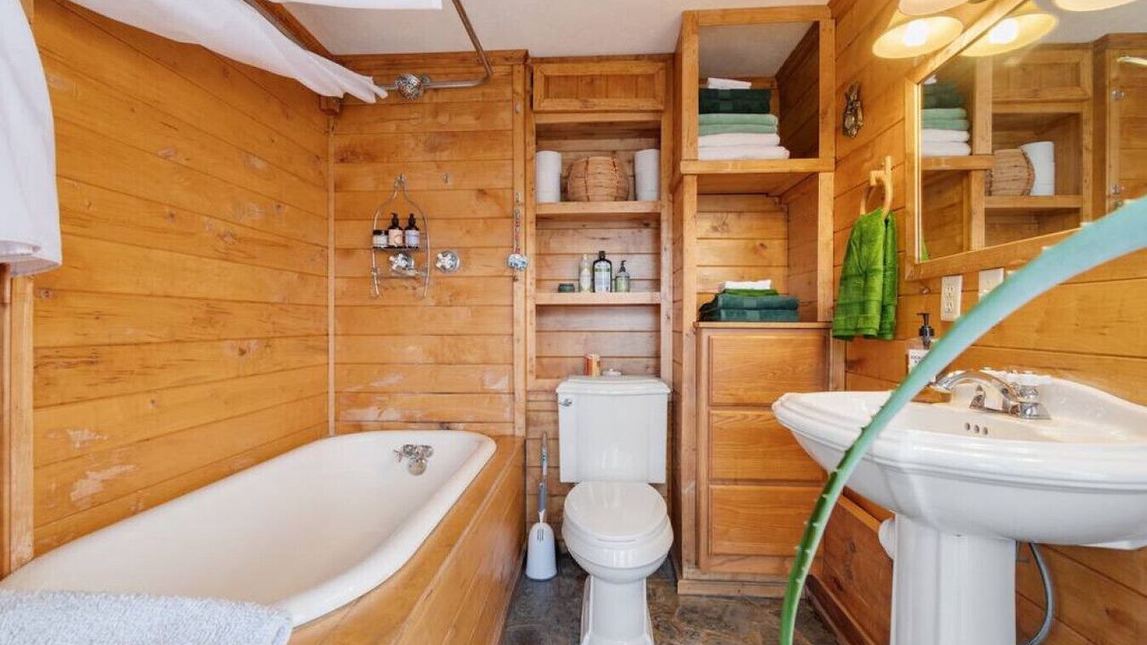 Photo of Bathroom in Lobelville