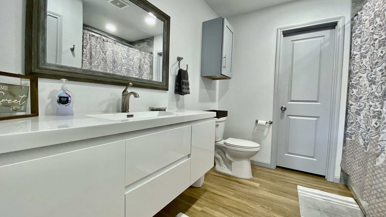 Photo of Bathroom in North by Northwest