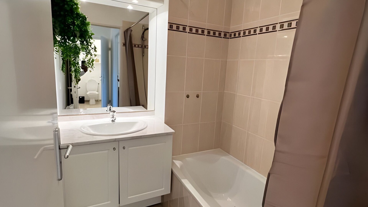 Photo of Bathroom in Pin - Vert Galant