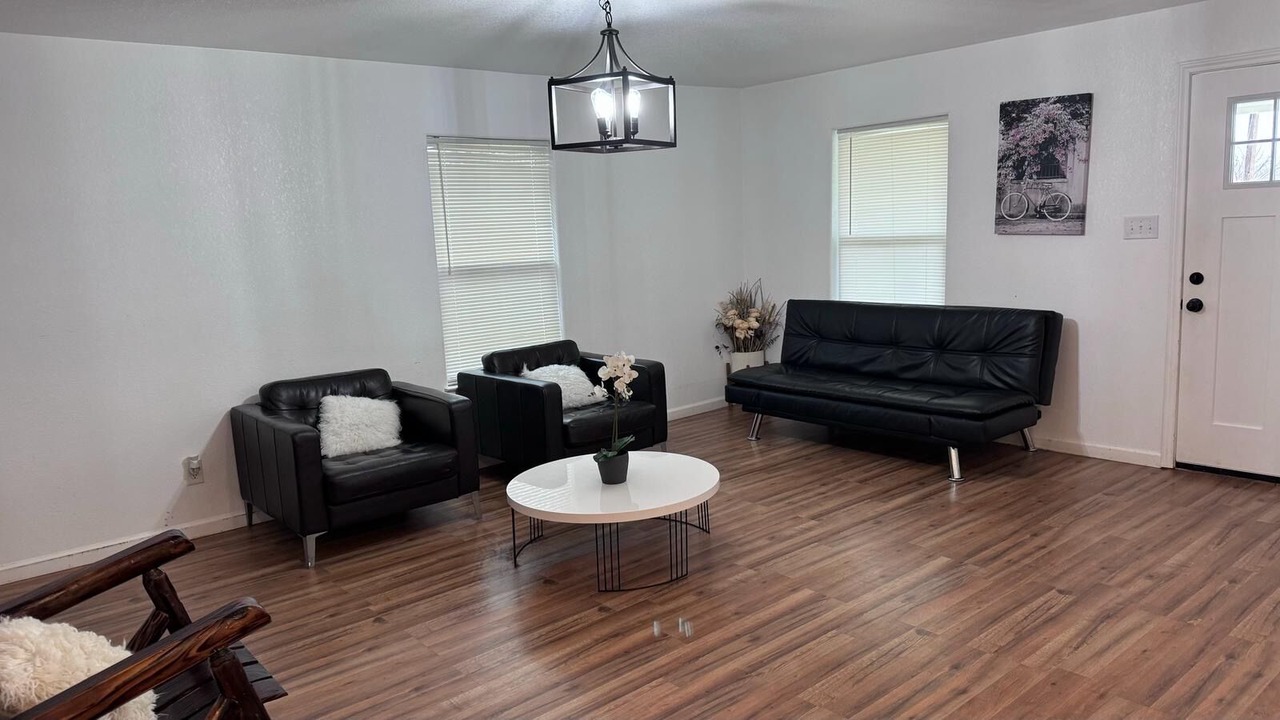Photo of Livingroom in River Oaks