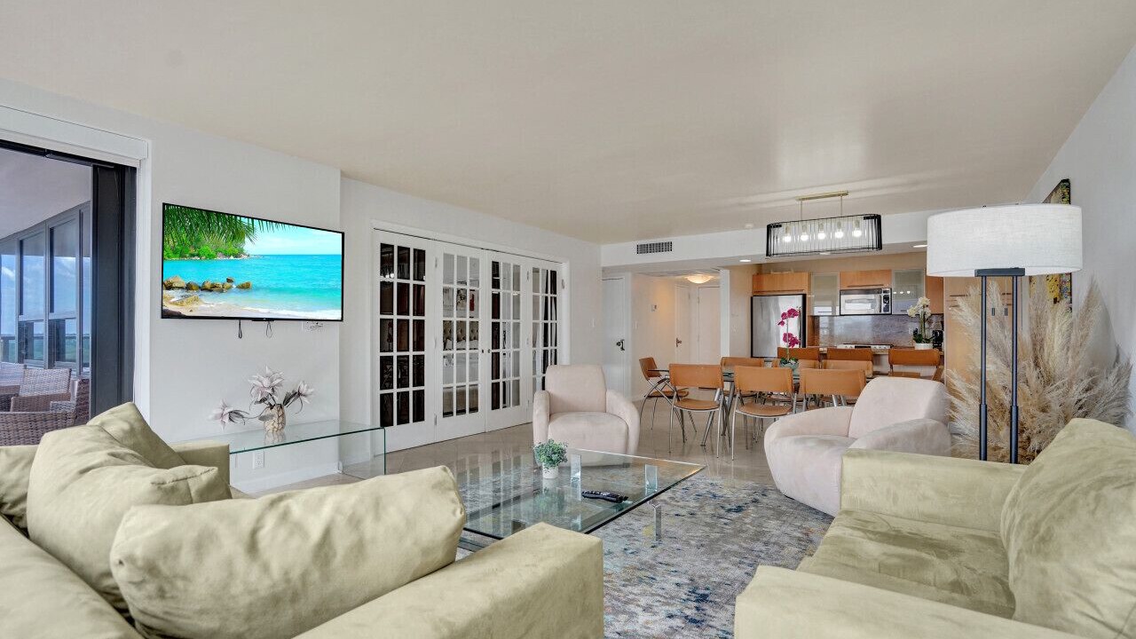 Photo of Livingroom in Mid Beach