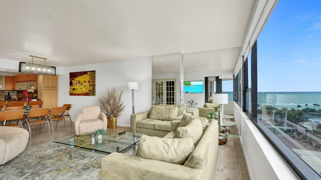 Photo of Livingroom in Mid Beach