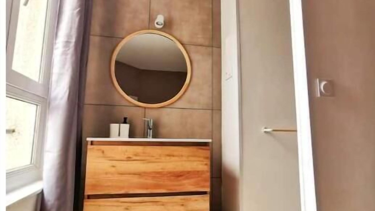 Photo of Bathroom in Lens