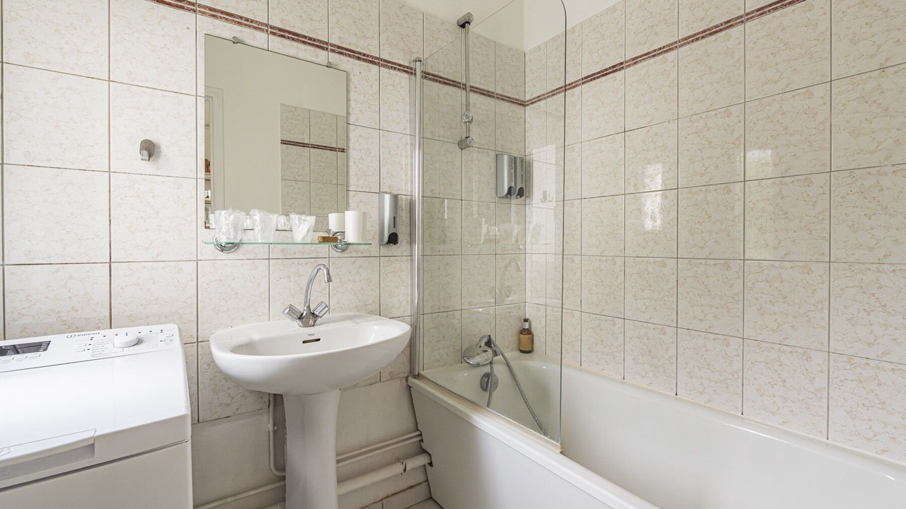 Photo of Bathroom in Courlancy