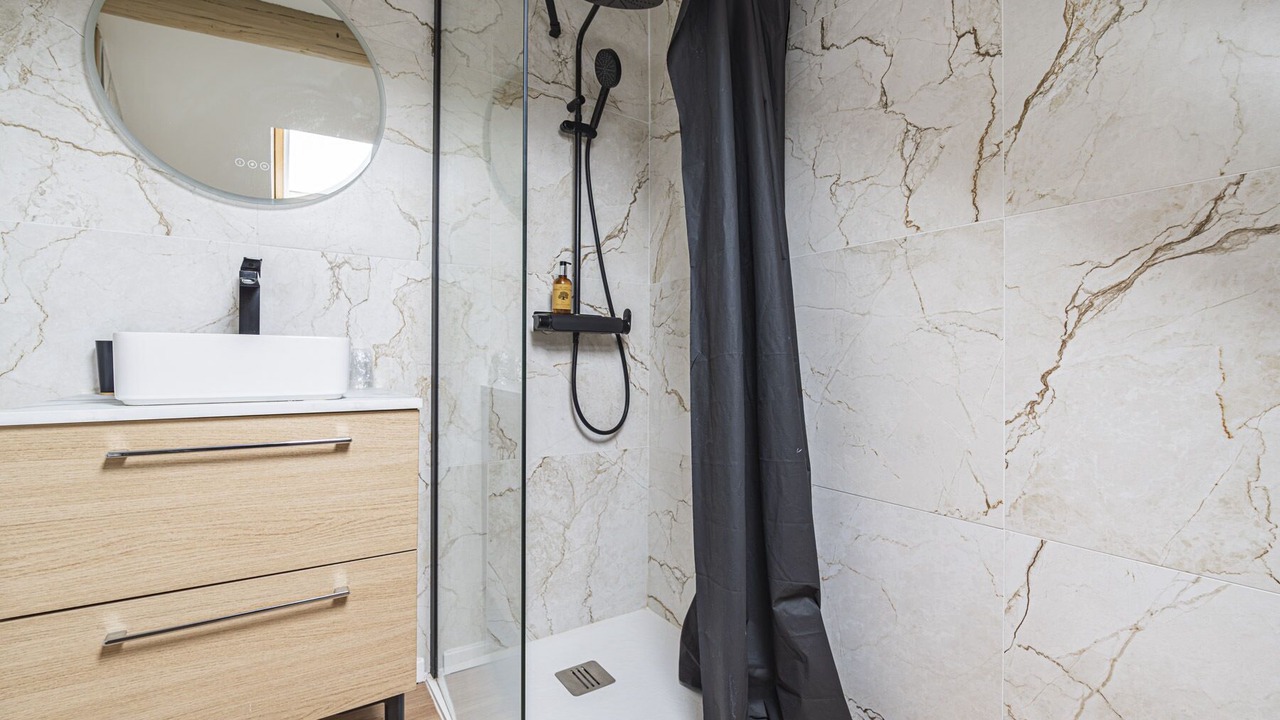 Photo of Bathroom in Courlancy