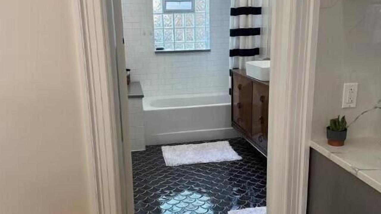 Photo of Bathroom in Rogers Park