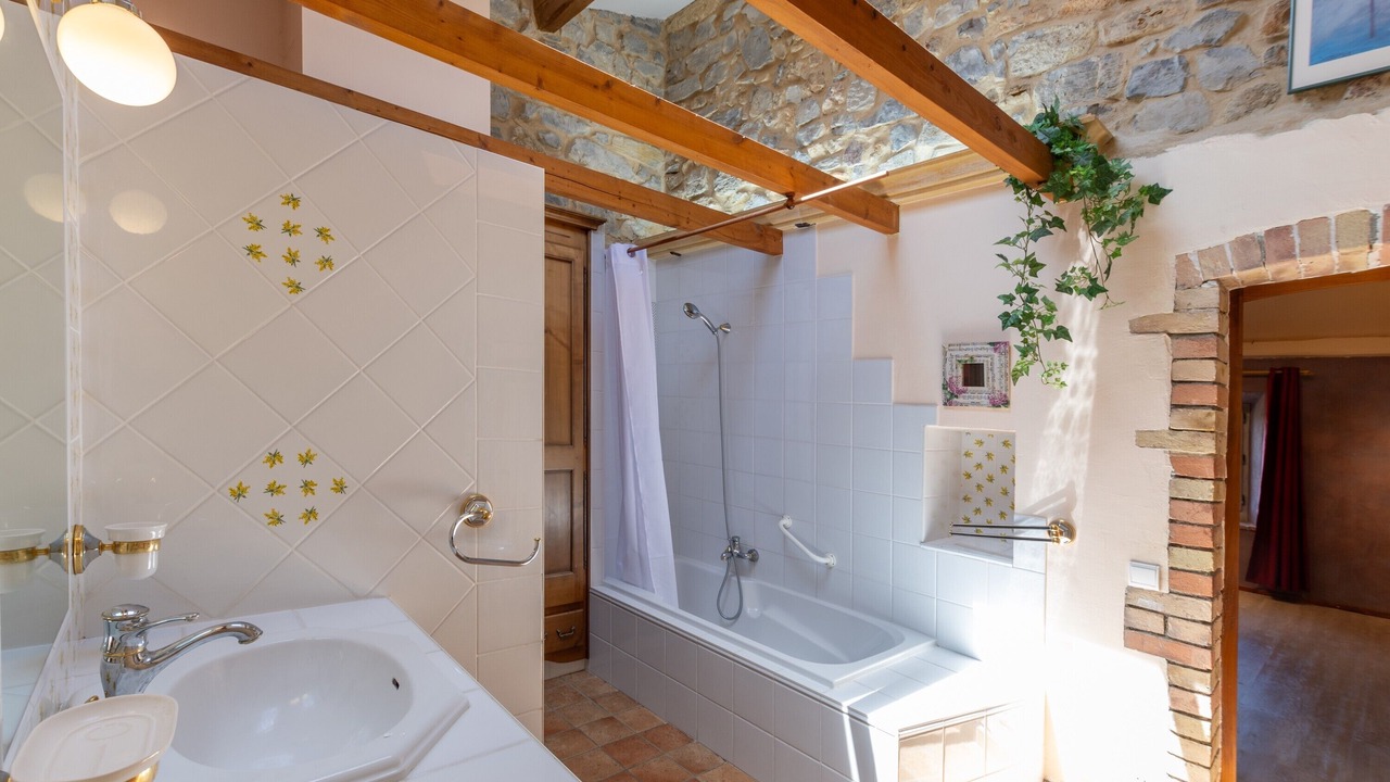 Photo of Bathroom in Courry