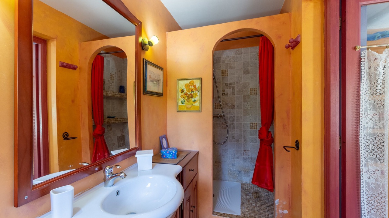 Photo of Bathroom in Courry
