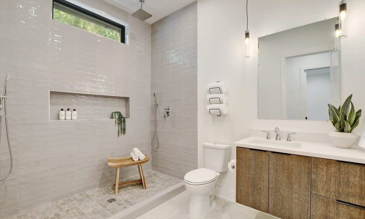 Photo of Bathroom in Montopolis